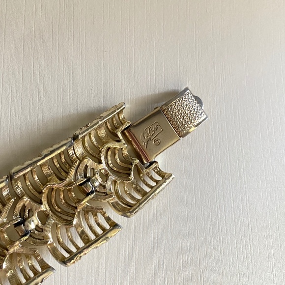 Vtg CORO Pegasus Fan-Like Linked Gold Tone Chunky Wide Bangle Bracelet - Picture 8 of 10